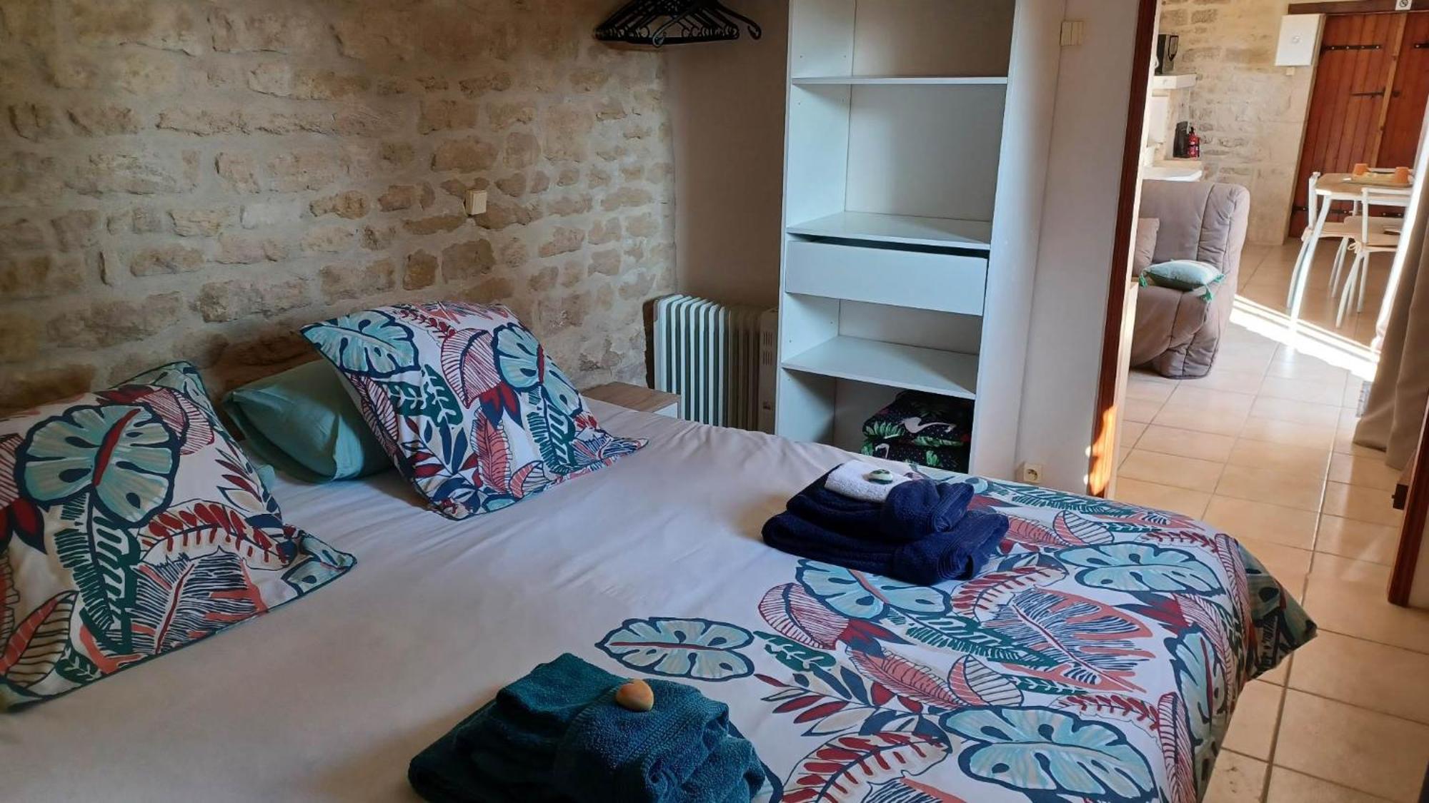 Escale Au Clos Saint Martin De Juillers Gites Et Chambres D'Hotes Экстерьер фото